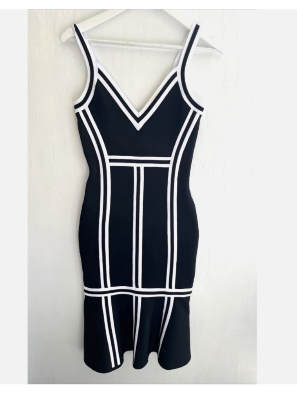 BEBE Black & White Ribbed Knit Bodycon Bandage Dess Flounce Hem Stretch Size XS